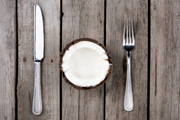 Noix de coco avec fourchette et couteau — Photo de stock