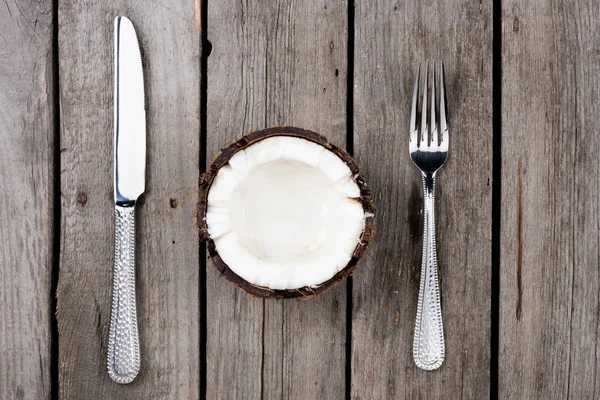 Coco con tenedor y cuchillo - foto de stock