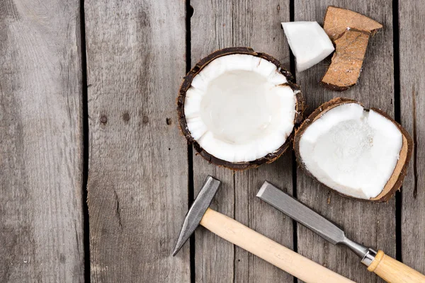 Pezzi di cocco tropicale fresco con strumenti — Foto stock