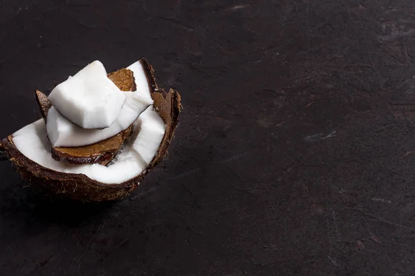 Pedaços de coco tropical maduro — Fotografia de Stock