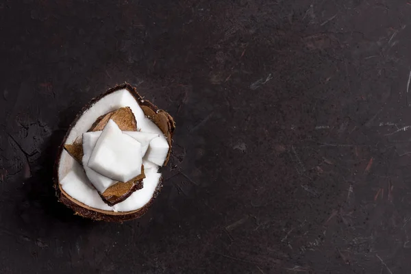 Pedaços de coco tropical maduro — Fotografia de Stock