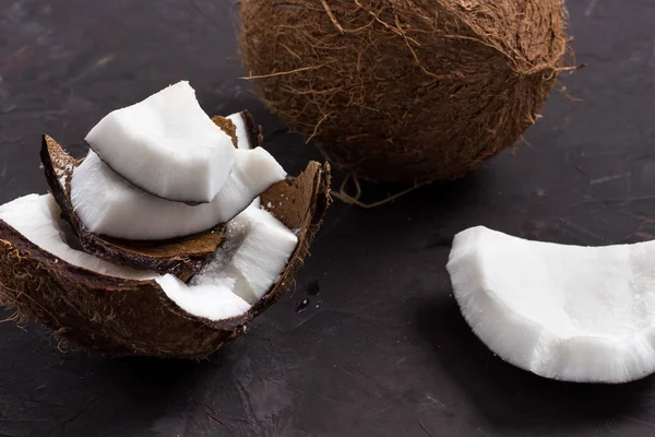 Trozos de coco tropical maduro - foto de stock