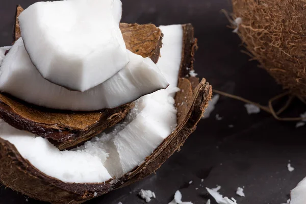 Pedaços de coco tropical maduro — Fotografia de Stock