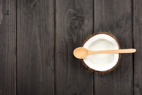 Noix de coco mûre avec lait et cuillère — Photo de stock