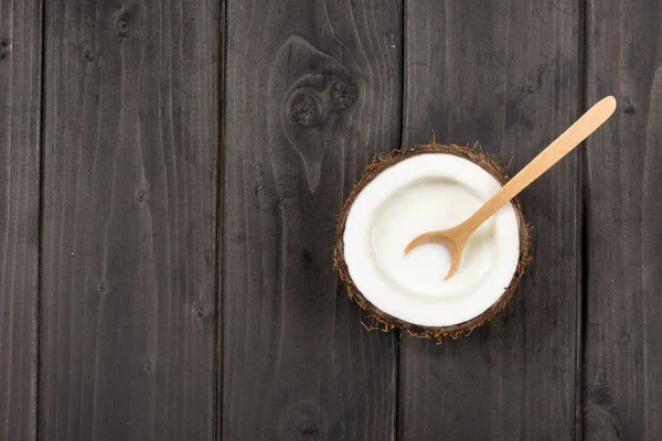 Coco maduro com leite e colher — Fotografia de Stock
