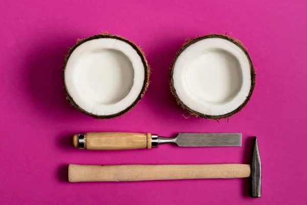 Trozos de coco tropical fresco con instrumentos - foto de stock