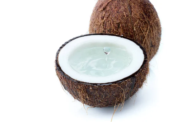 Noix de coco tropicales mûres avec de l'eau — Photo de stock