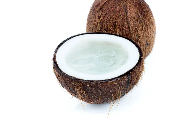 Noix de coco tropicales mûres avec de l'eau — Photo de stock