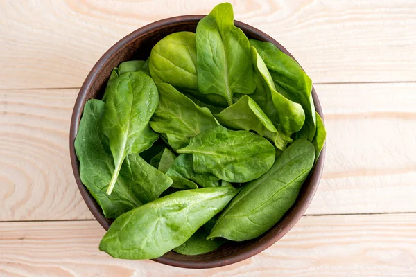 Spinach leaves in ceramic bowl — Stock Photo