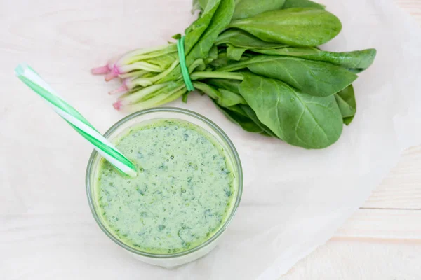 Smoothie mit frischem Spinat — Stockfoto