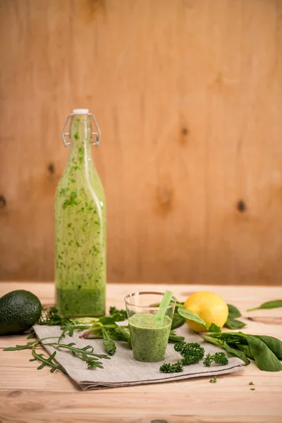 Batido verde e ingredientes — Stock Photo