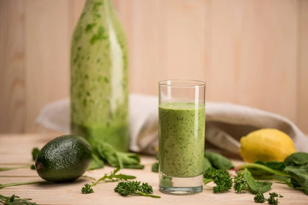 Smoothie vert et ingrédients — Photo de stock