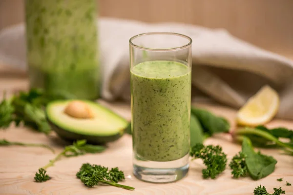 Smoothie vert et ingrédients — Photo de stock