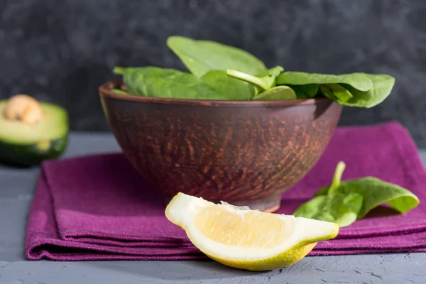 Schüssel mit frischem Spinat — Stockfoto