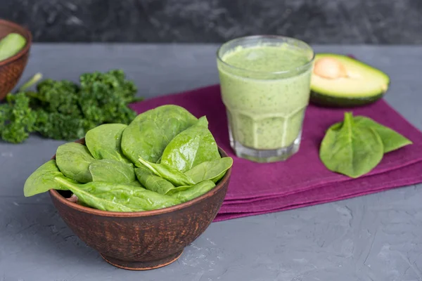 Schüssel mit frischem Spinat — Stockfoto