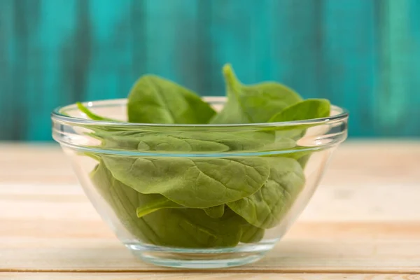 Bowl of fresh spinach — Stock Photo