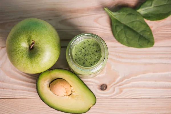 Mela con avocado e frullato in vaso di vetro — Foto stock