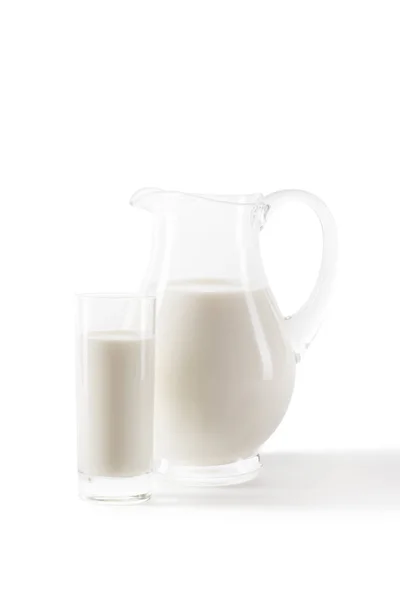 Leche fresca en vaso - foto de stock