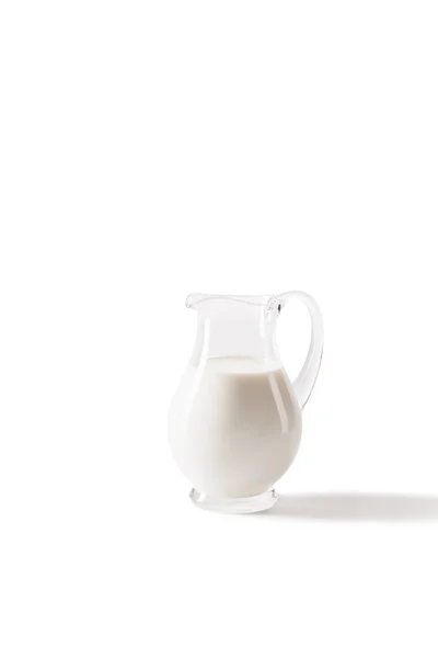 Свежее молоко в стакане — стоковое фото