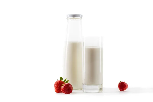 Lait et fraises fraîches — Photo de stock