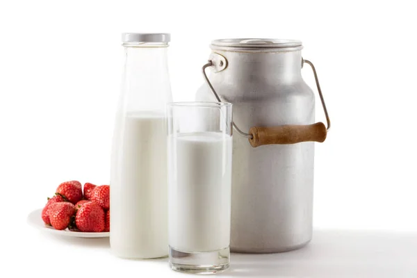 Leche y fresas frescas - foto de stock