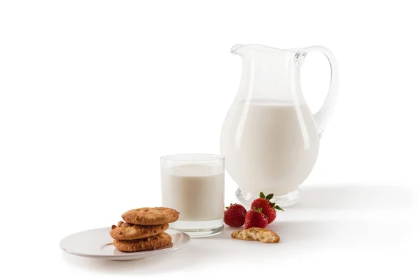 Milch und Erdbeeren und Kekse — Stockfoto