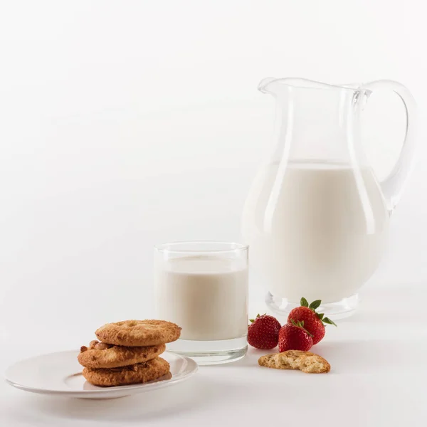 Leche fresca con galletas - foto de stock