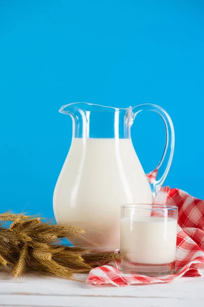 Fresh milk in glass and jug — Stock Photo