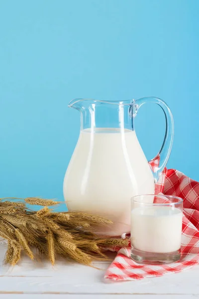 Fresh milk in glass and jug — Stock Photo