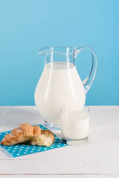 Leche fresca en vaso y jarra - foto de stock