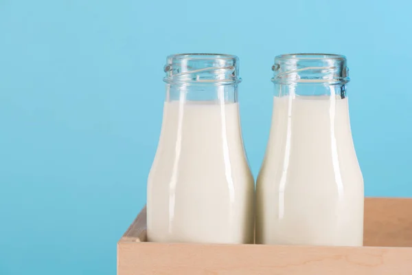 Leche en botellas de vidrio - foto de stock