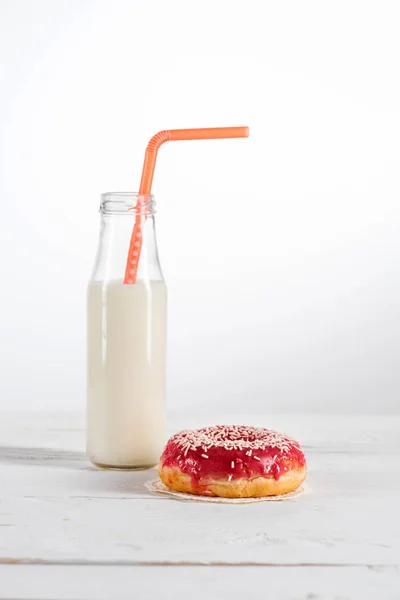 Beignet doux et lait — Photo de stock