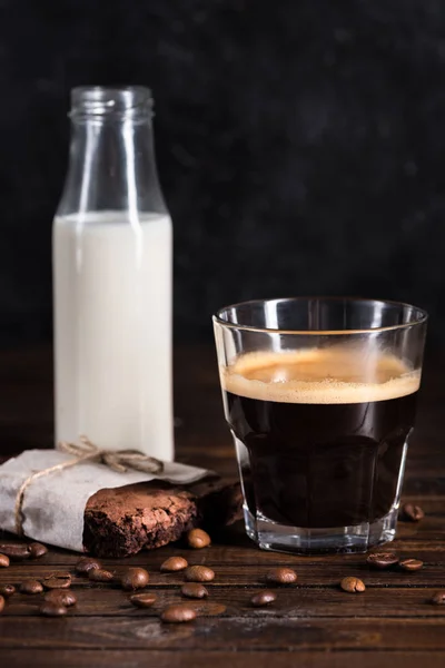 Coffee and homemade brownie cake — Stock Photo