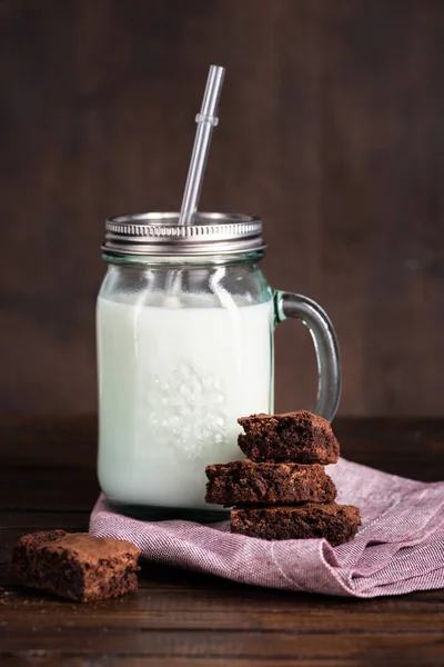 Leite e bolos brownie caseiros — Fotografia de Stock