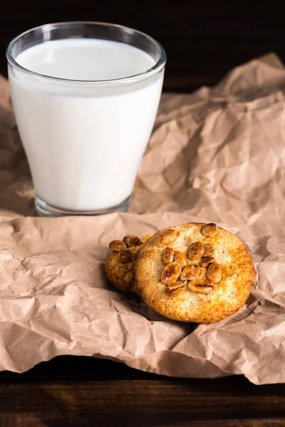 Latte in vetro e biscotti — Foto stock