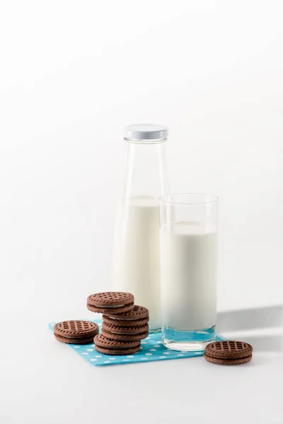 Latte in vetro e bottiglia con biscotti — Foto stock