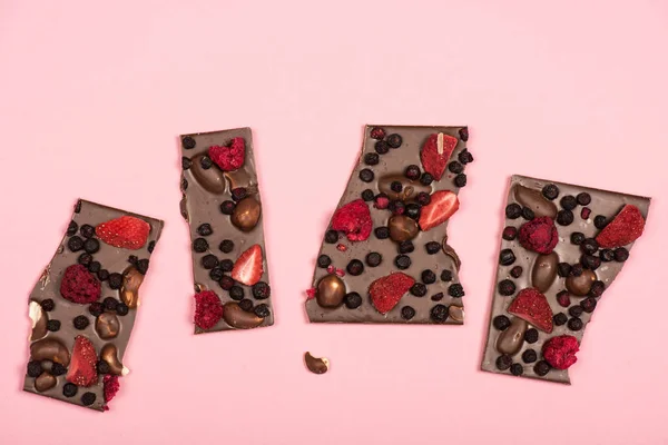 Chocolate com nozes e frutas — Fotografia de Stock