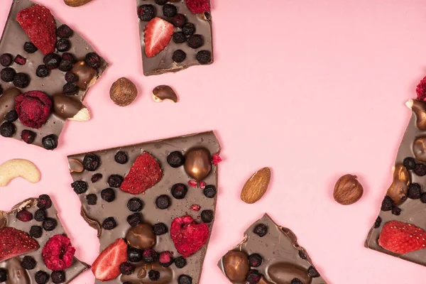Schokolade mit Nüssen und Früchten — Stockfoto