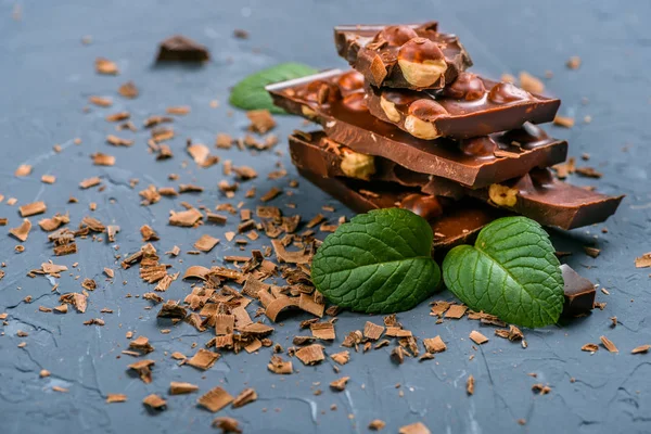 Barras de chocolate com nozes — Fotografia de Stock