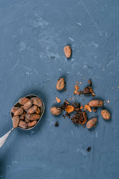 Какао-бобы в ложке — стоковое фото