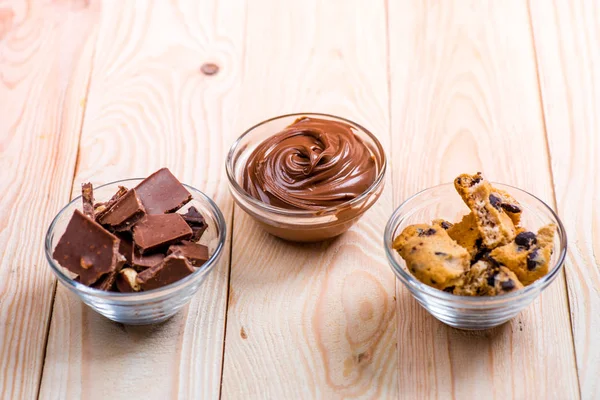 Cacao untado con galletas y trozos de chocolate - foto de stock