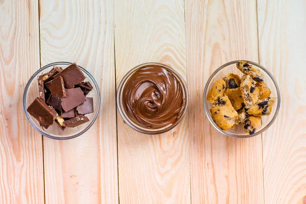 Cacao untado con galletas y trozos de chocolate - foto de stock