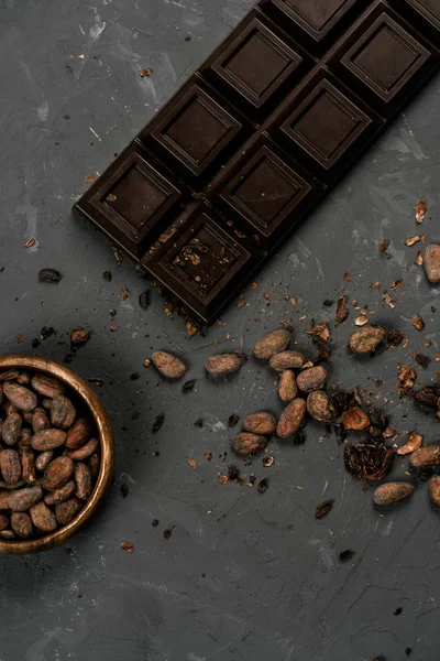 Barra de chocolate con granos de cacao - foto de stock