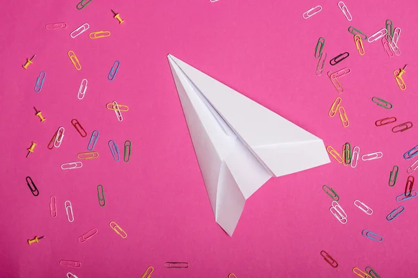 Avion en papier blanc — Photo de stock