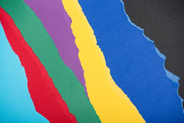 Рваные цветные бумаги — стоковое фото