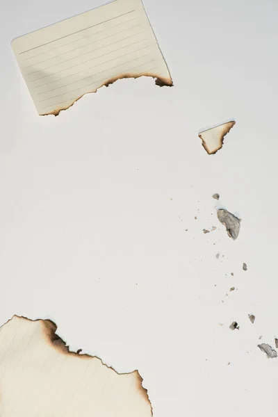 Trozos de hoja de papel con bordes quemados - foto de stock