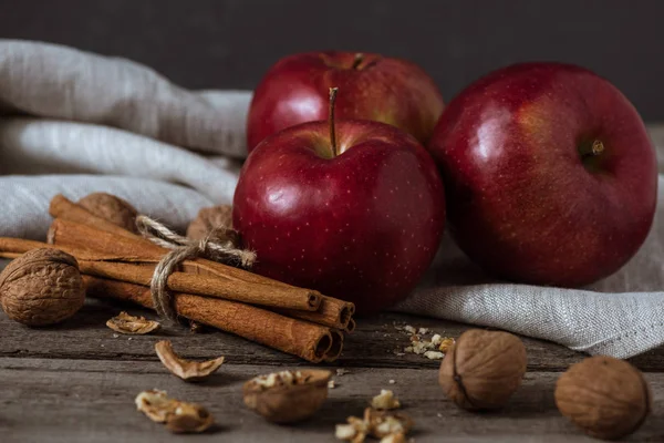 Rote Äpfel und Zimtstangen — Stockfoto