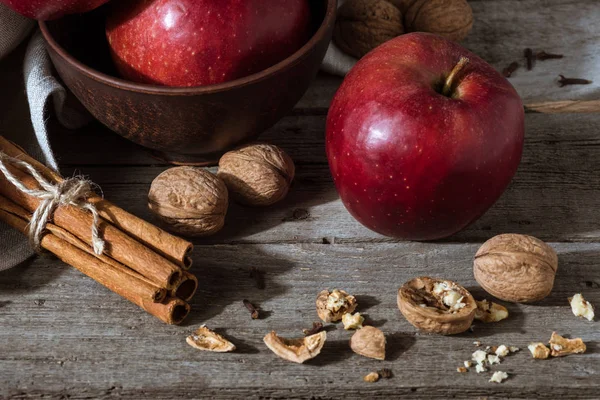 Rote Äpfel und Zimtstangen — Stockfoto