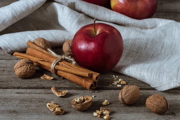 Palitos de manzana roja y canela - foto de stock