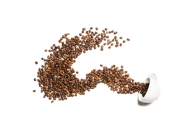 Coupe blanche couchée avec des grains de café — Photo de stock